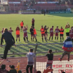 I giocatori dell'Unione Sportiva Livorno salutano i tifosi ospiti dopo la vittoria con il San Miniato Basso sul campo neutro di Pontedera