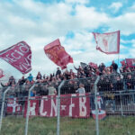 Gli ultras Livorno nel settore ospiti contro la Sangiovannese