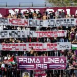 La coreografia della curva nord Livorno con striscioni sulla situazione tra Palestina e Israele